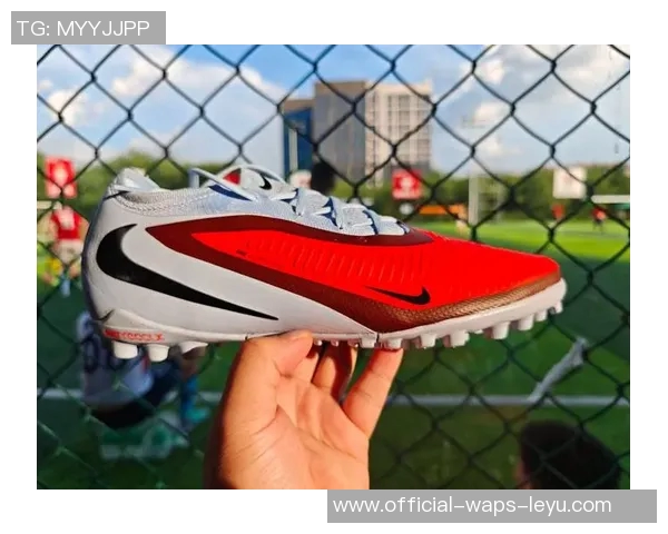 选择适合脚宽的足球鞋指南助你提升场上表现与舒适度